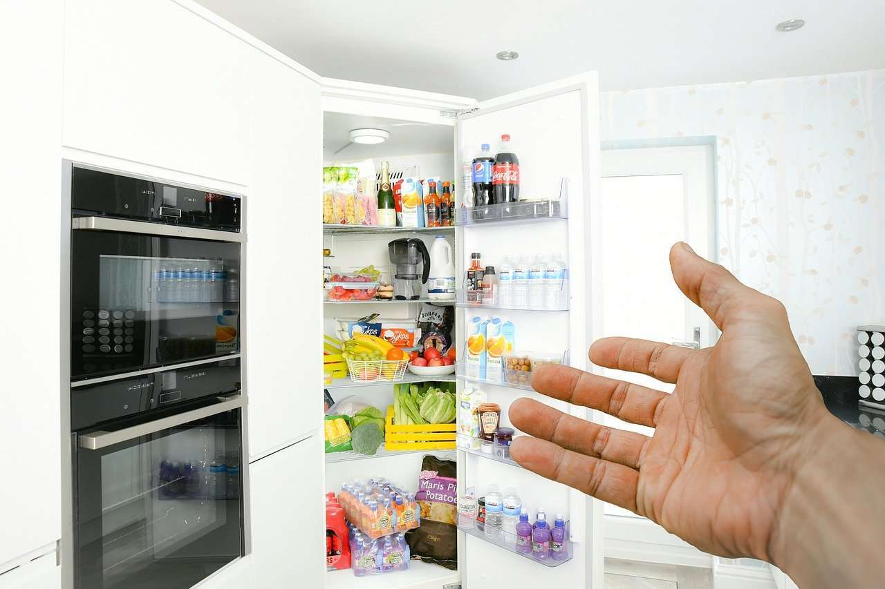 Ein glänzender Kühlschrank: Schritte zur Reinigung und Organisation