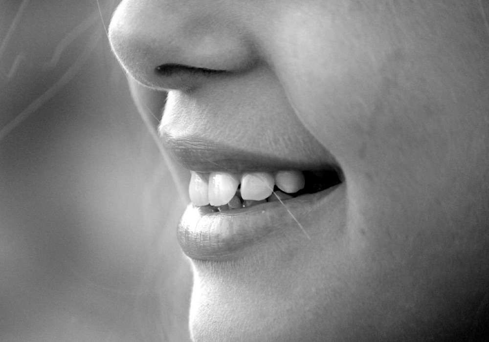 Strahlendes Lächeln: Die ultimative Anleitung zur Behandlung von gelben Zähnen